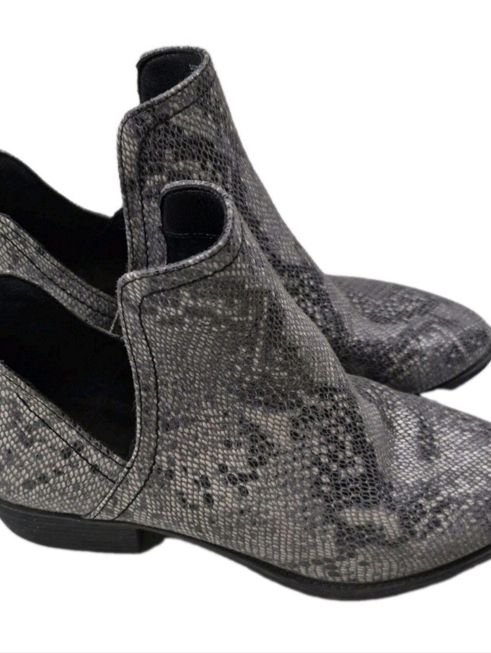 Volatile Gray Faux Snakeskin Women’s Slip On Ankle Boots Sz 9 EUC